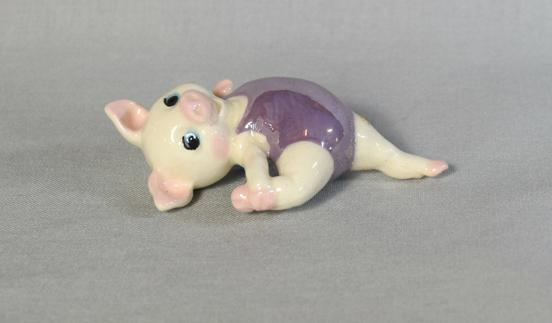 Aerobic Pig, holding leg  -image