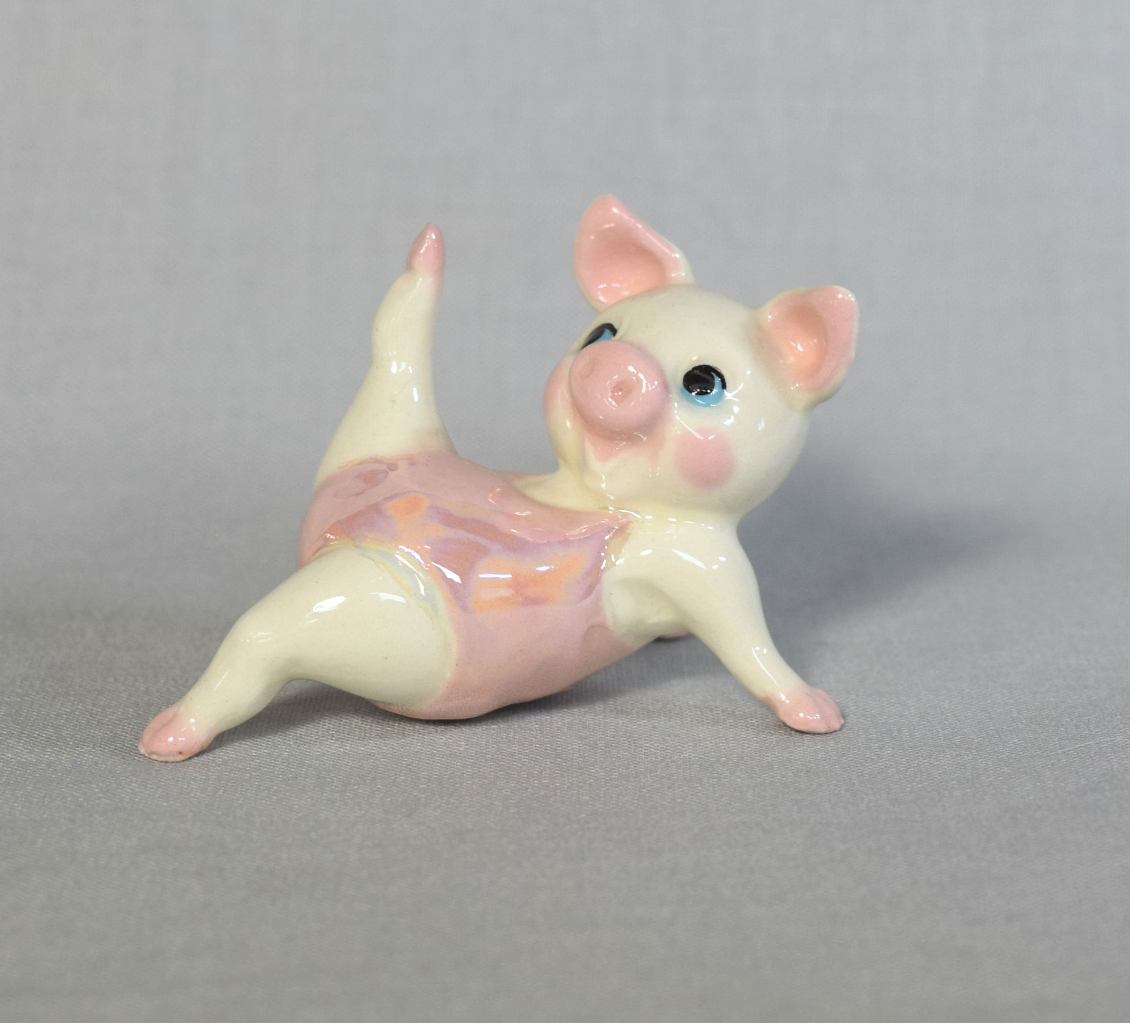 Aerobic Pig, leg up-image