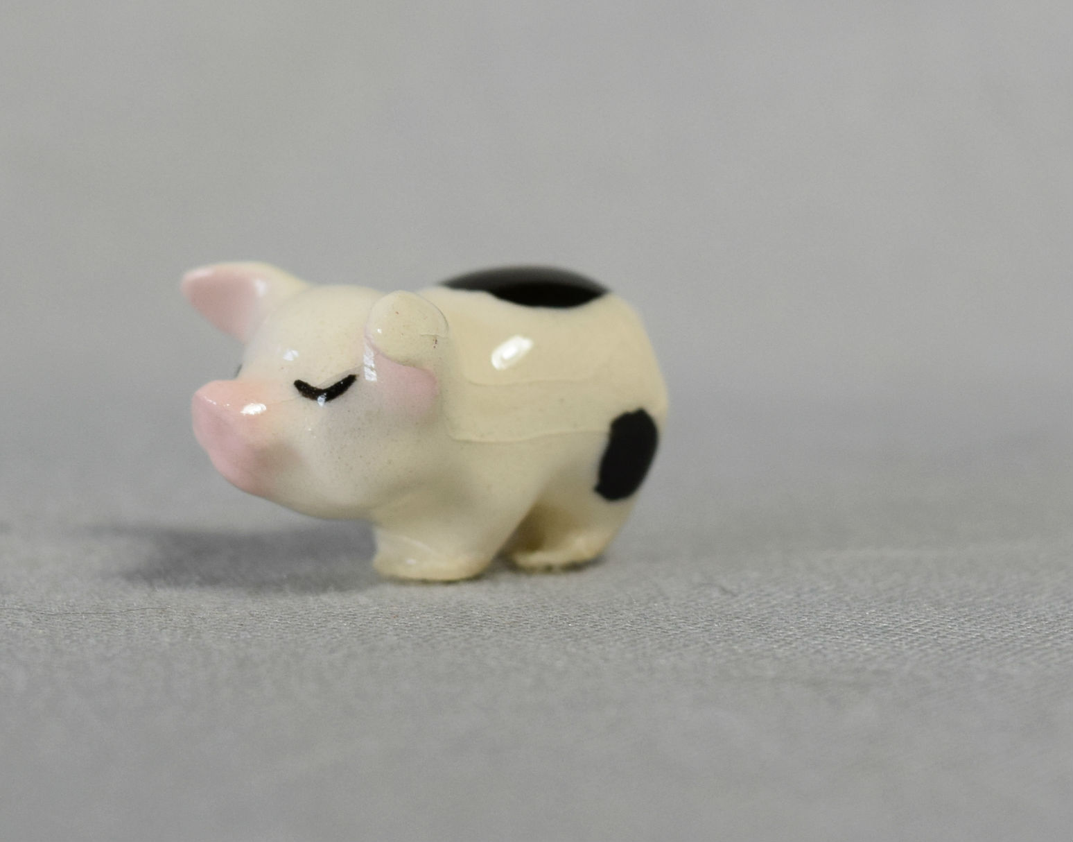 Tiny Piglet, standing-image