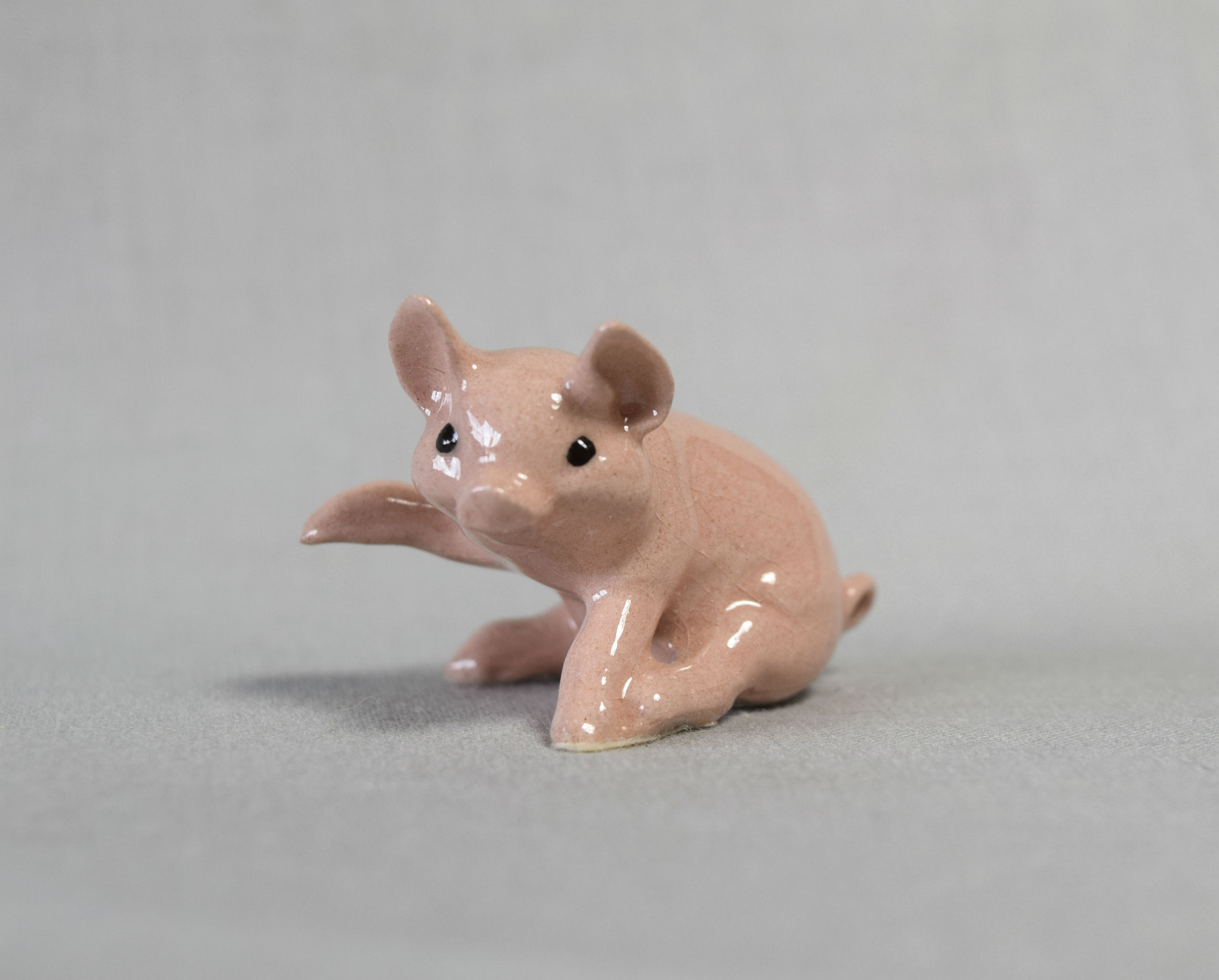 Pig, seated, right leg up-image