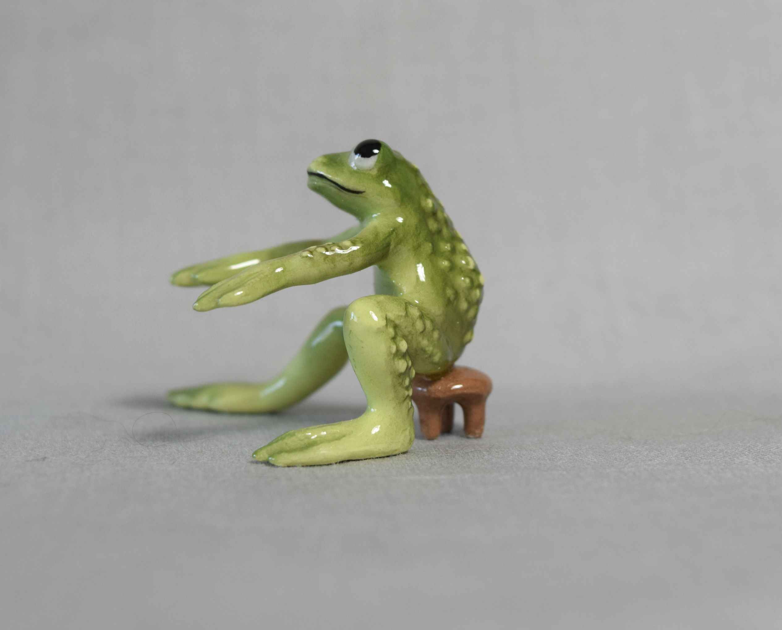 Piano-Playing Frog, arms forward-image