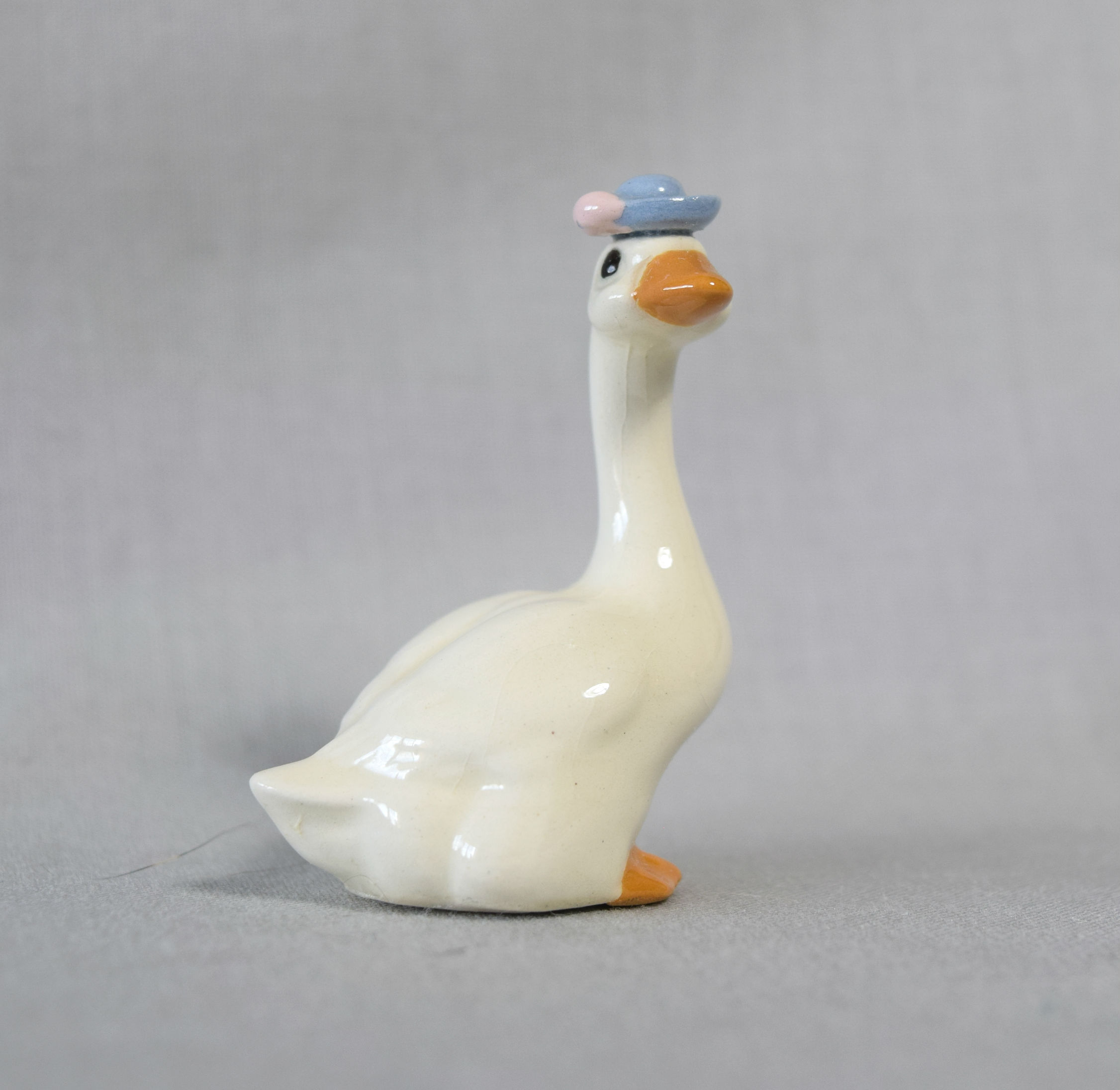 Mother Goose, head turned-image