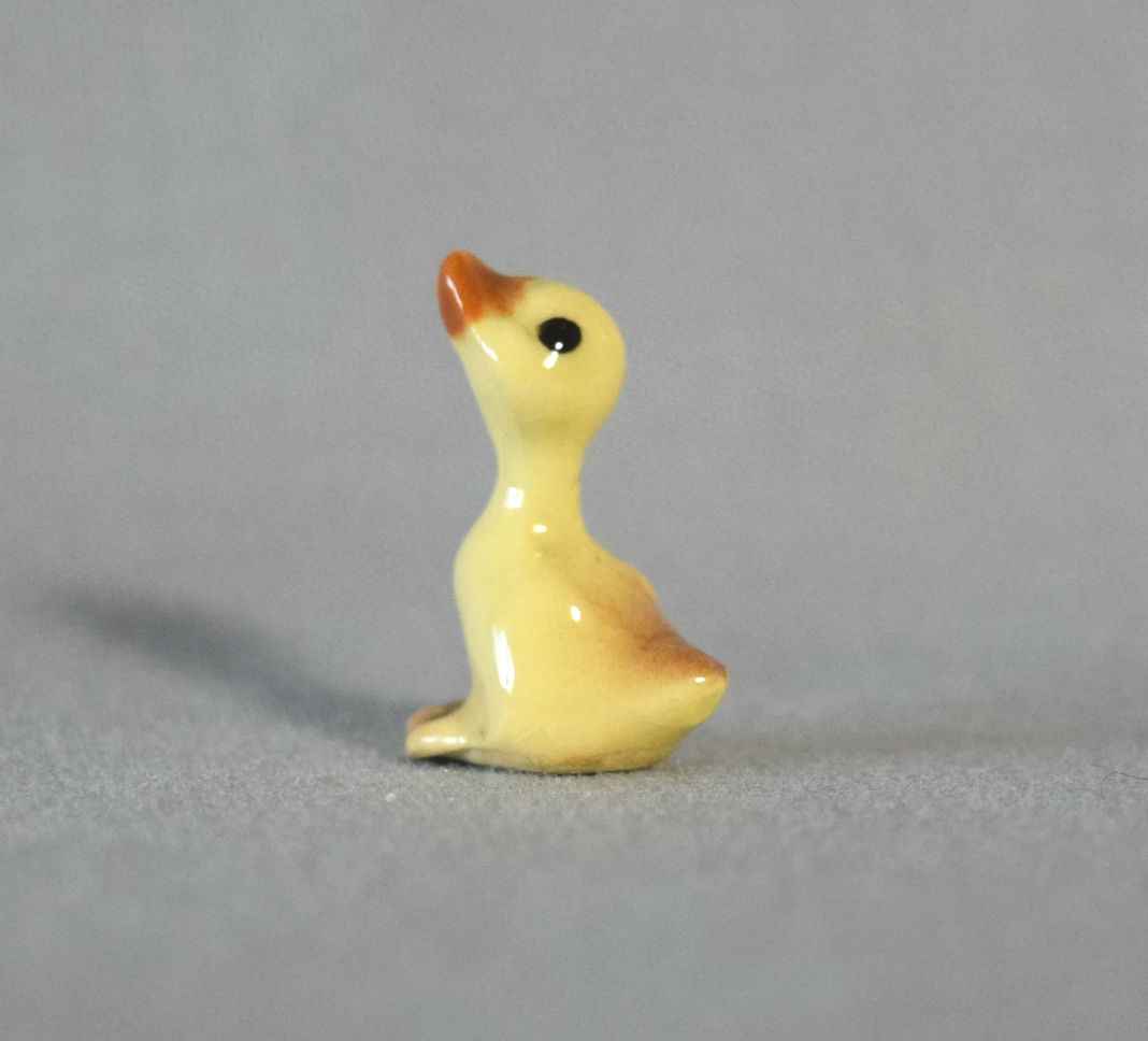 Duckling, seated, beak up-image